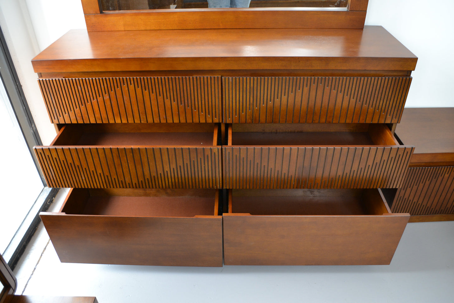 MADDINGTON DRESSER WITH MIRROR WOODEN