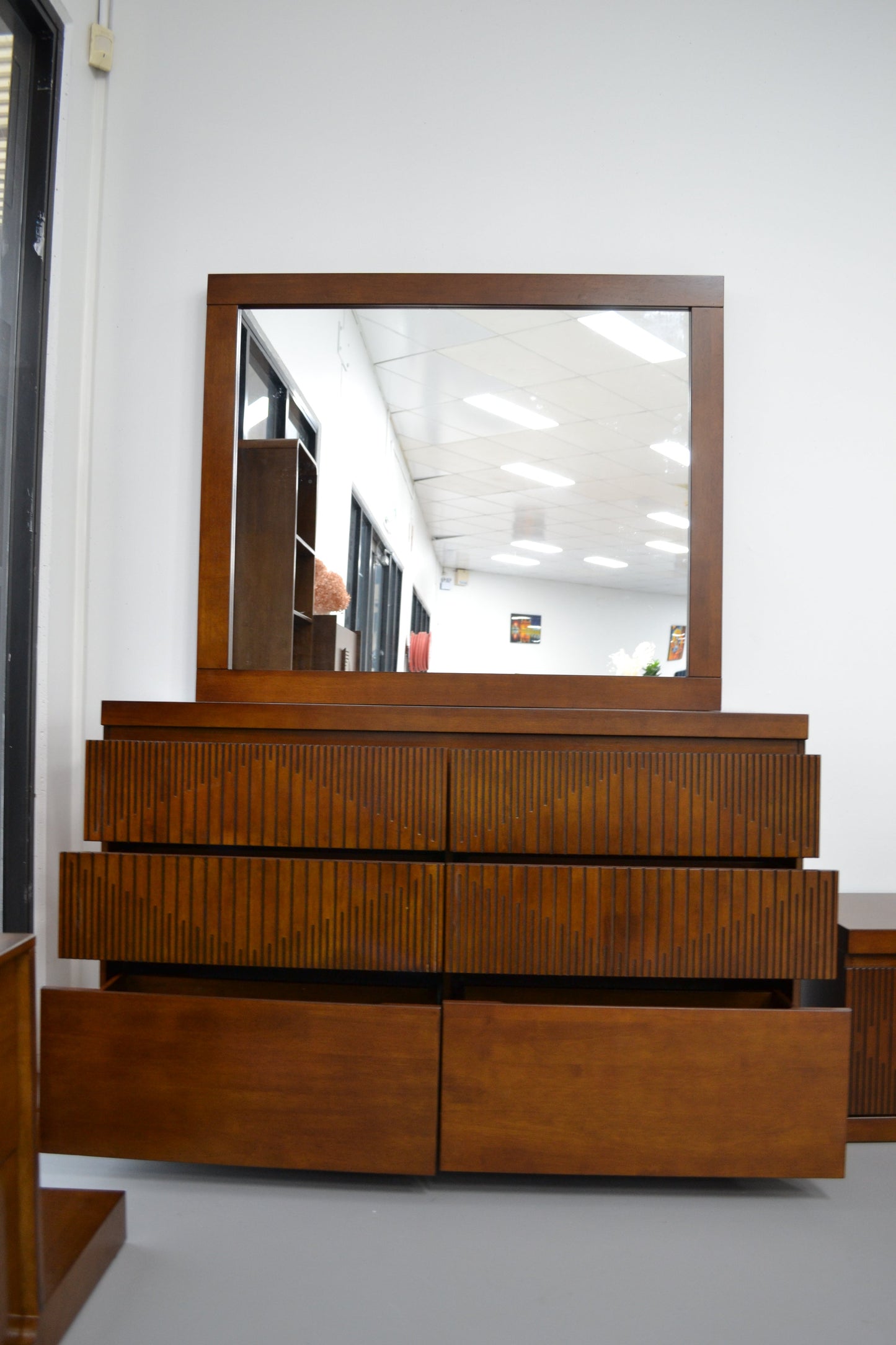 MADDINGTON DRESSER WITH MIRROR WOODEN